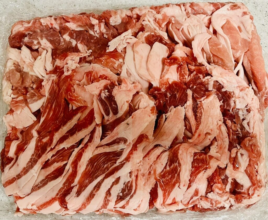 コストコのカナダ産三元豚ロースしゃぶしゃぶ肉の外観。脂身が多い方が美味しい。