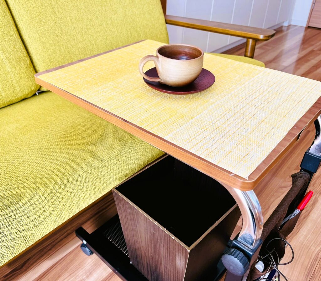 カリモクソファー3人掛けの便利な使い方。キャスター付きテーブルと組み合わせる