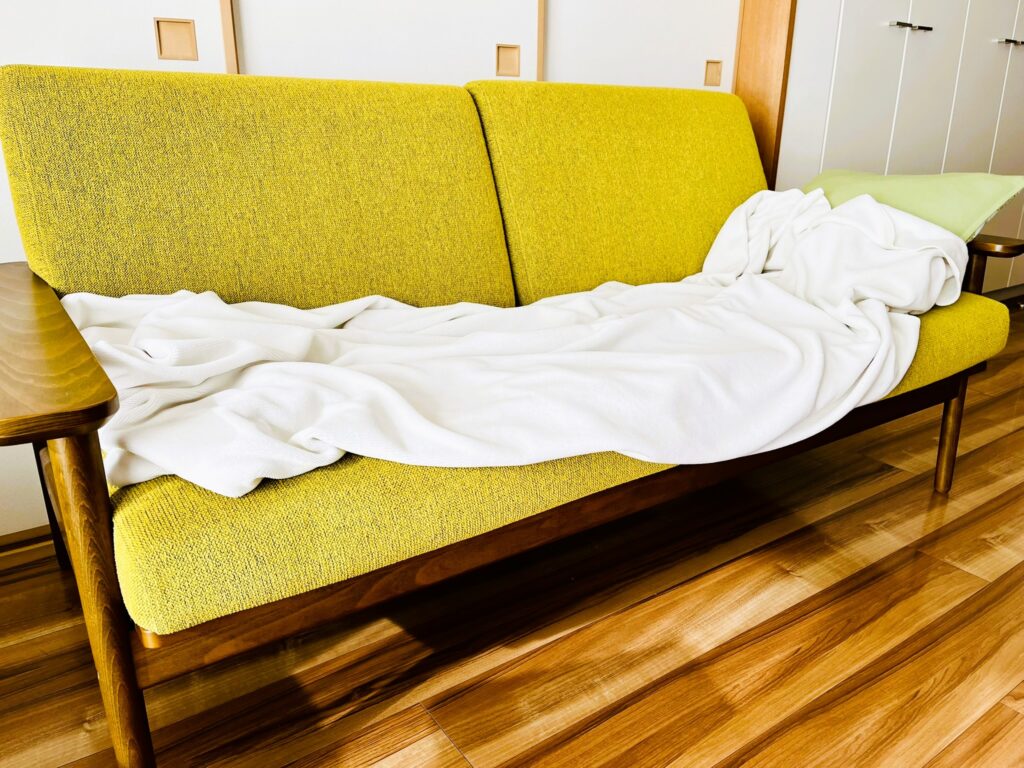 カリモクソファー3人掛けの便利な使い方。クッションを置けば昼寝も可能