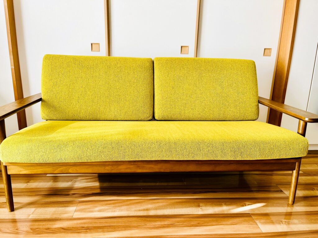 カリモクソファー3人掛けの前面。おしゃれで温もりあるデザイン