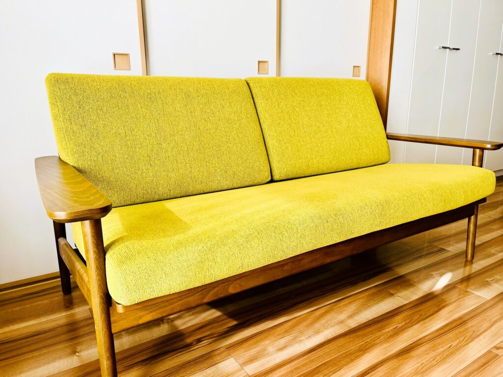 カリモクソファー3人掛け横面。コンパクトなデザインで圧迫感がない