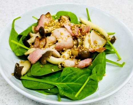 コストコ_ジョーンズ_ノーシュガーベーコンを炒めてカリカリにした温野菜サラダ。時短で美味しい。