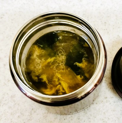 スープジャーで水餃子スープの出来上がり状態。スープが満タン。