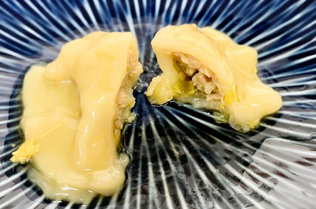 スープジャーで長時間保温した水餃子の様子。お肉に火が通っている。