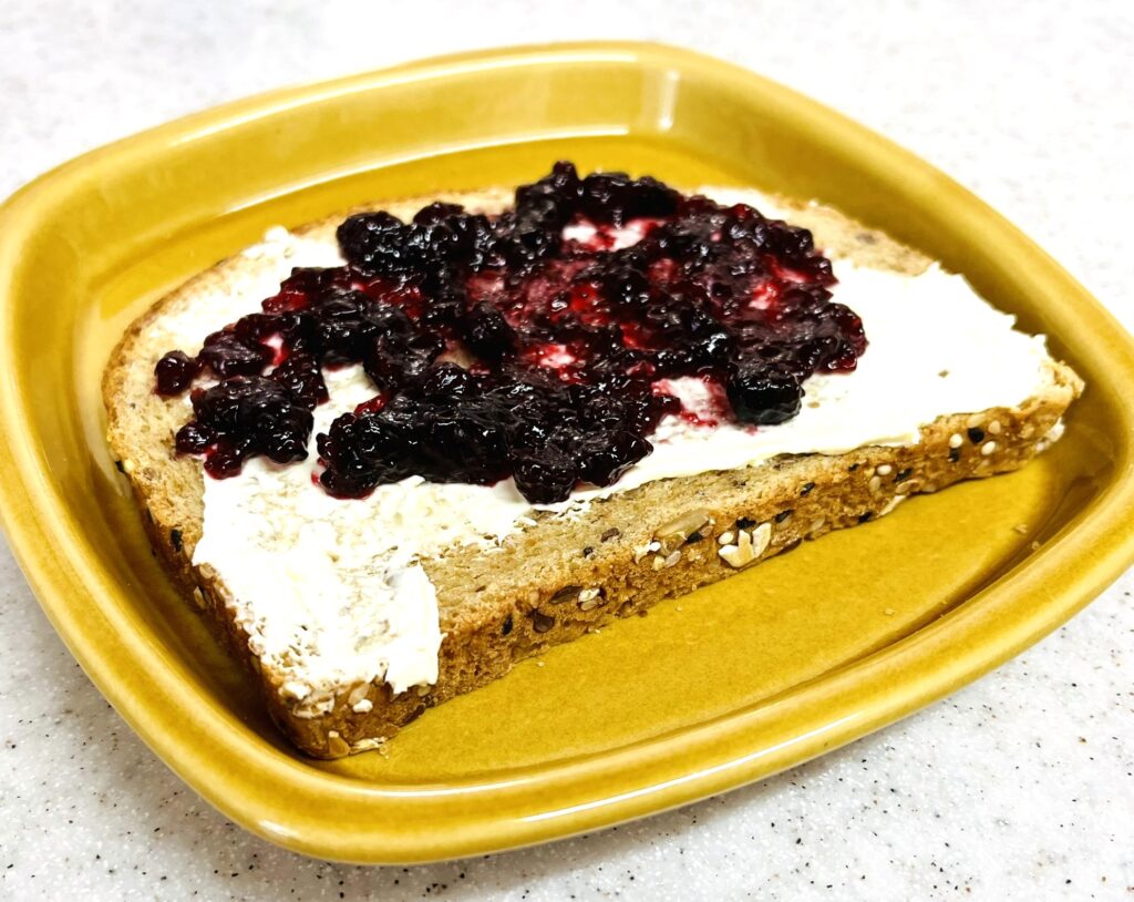 コストコの21穀オーガニックパンのアレンジレシピ。クロテッドクリームとブルーベリージャム