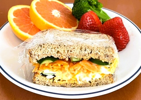 コストコの21穀オーガニックパンのアレンジレシピ。野菜と卵のサンドイッチ