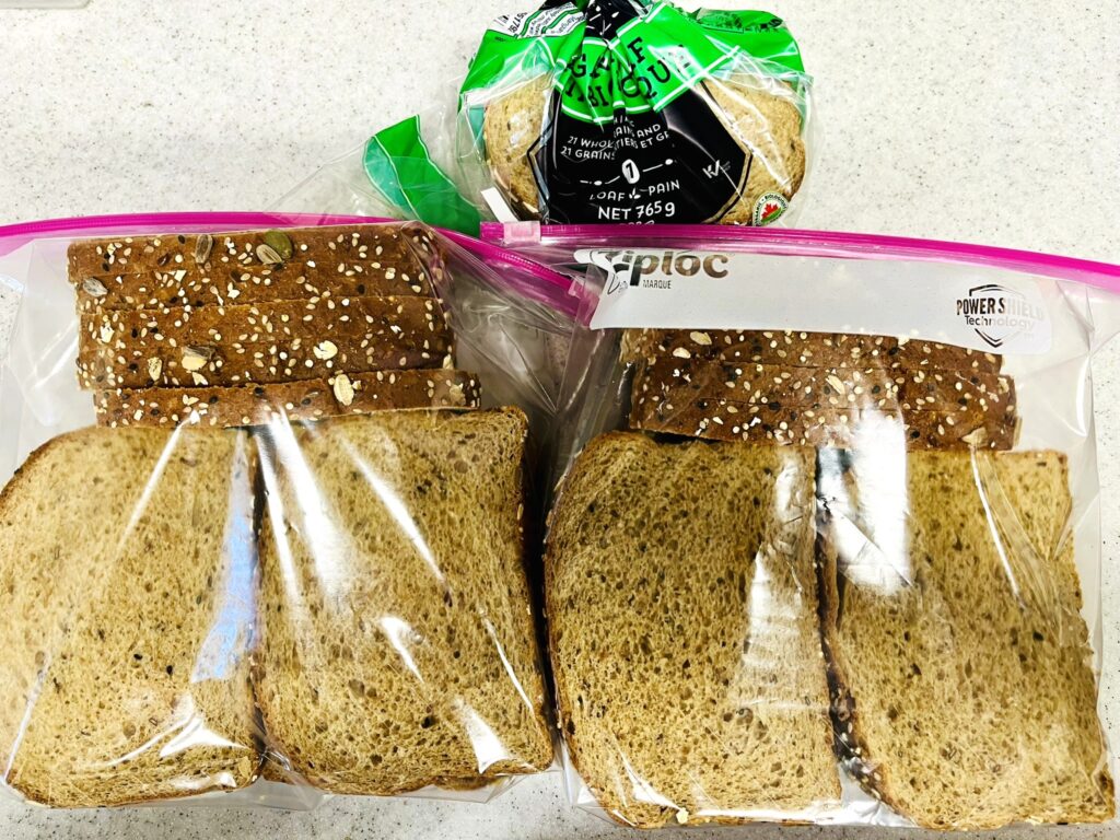 コストコの21穀オーガニックパンの冷凍保管方法。ジップロックに入れて保存すれば最後まで美味しい