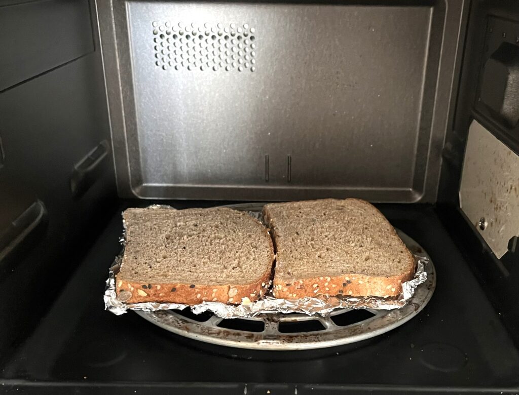 コストコの21穀オーガニックパンの食べ方。アルミホイルの上で焼くと散らからなくて便利