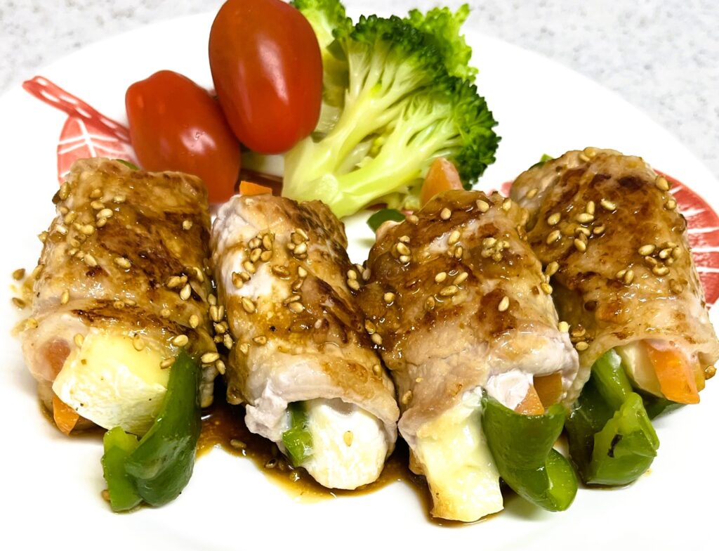 コストコのミニブリーチーズのアレンジレシピ。野菜とチーズの豚ロース巻き