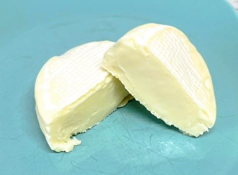 コストコのミニブリーチーズの断面。白くて柔らかい