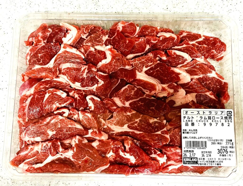 コストコのラム肩ロース焼肉用の外観。100gあたり399円、1パック771g入っている。