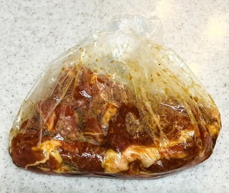 コストコのラム肩ロース焼肉用を焼肉のたれに漬け込んでいる