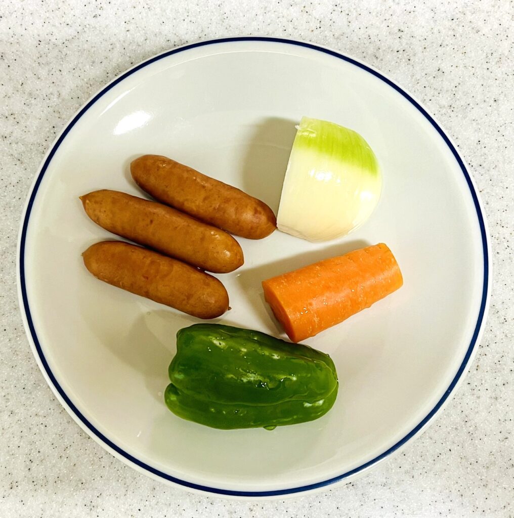 スープジャーでチーズトッポギ弁当の材料（ソーセージ、ピーマン、玉ねぎ、ニンジン）