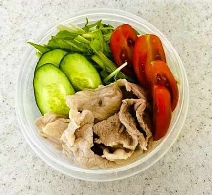 スープジャーでトッポギ弁当のサイドメニュー。豚しゃぶサラダでバランスよく