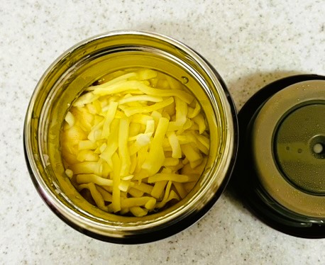 スープジャーにサイゼリアのミラノ風ドリアの具材を入れたところ。チーズはまだ溶けていない。