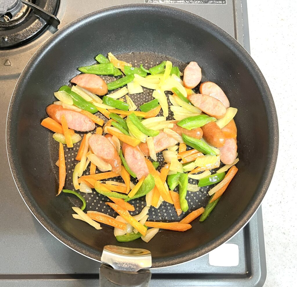 チーズトッポギ弁当に入れる野菜とソーセージをフライパンで炒める