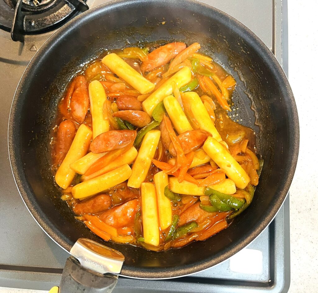 チーズトッポギ弁当の材料をフライパンで炒め終えた