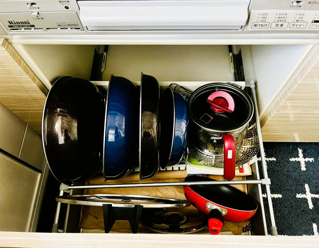 ティファールのフライパンの便利な保管方法。取っ手を外してフライパンラックに保管すると取り出しやすい