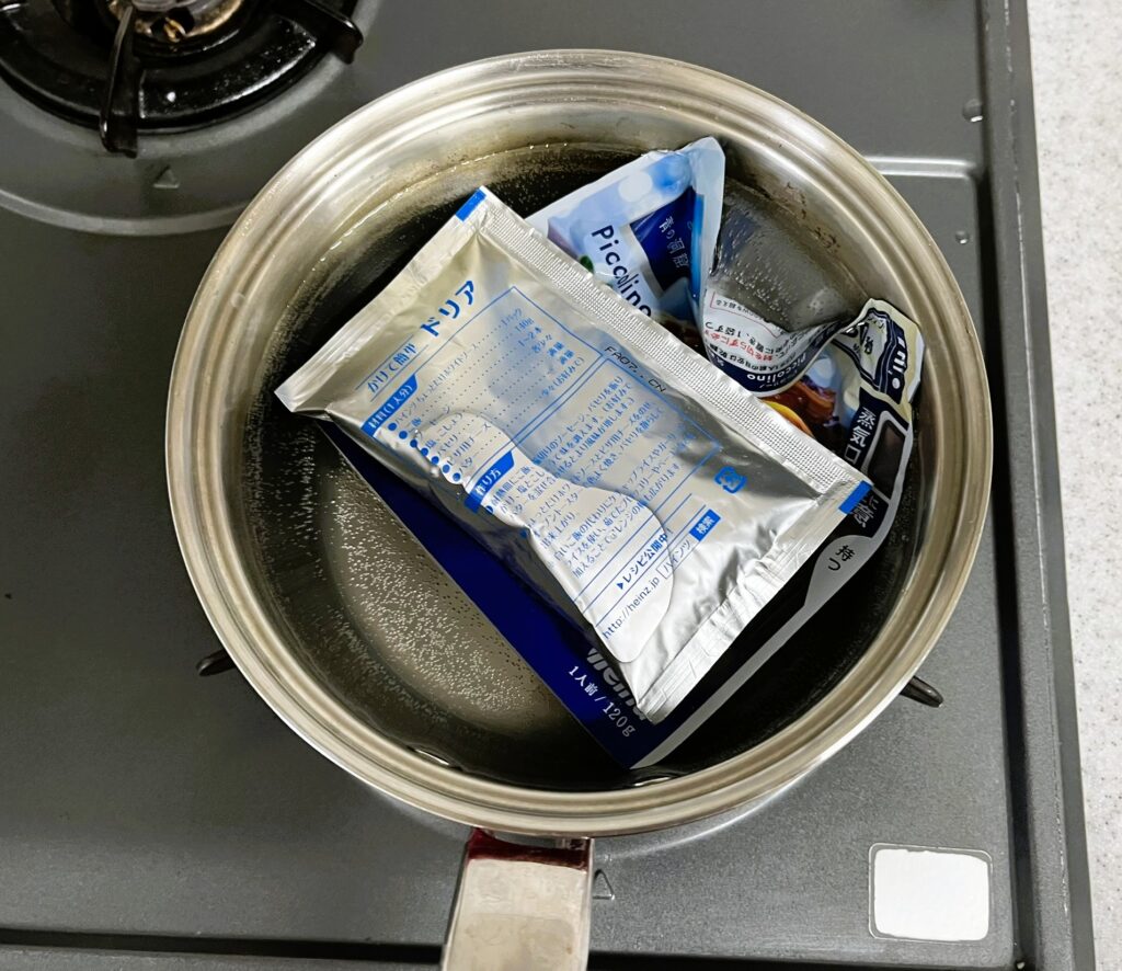 ミートソースとホワイトソースを湯煎で温める。市販のソースで失敗しらず。時短で美味しいレシピ。