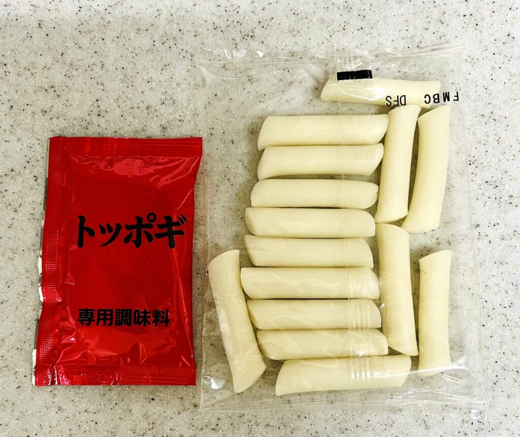 モランボンのトッポギキットの中身（トッポギとソースが入っている）