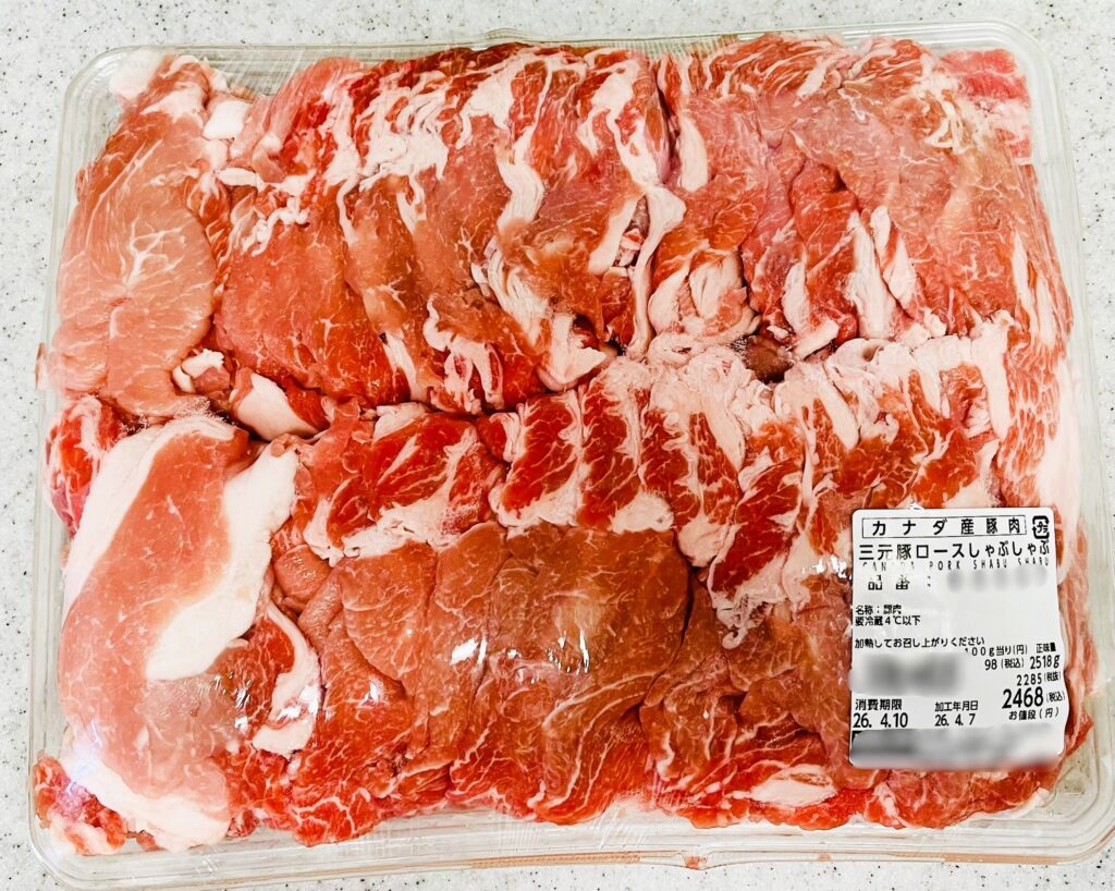 コストコで売られているカナダ産三元豚ロースしゃぶしゃぶの外観。2.5キロもあり、大きい。