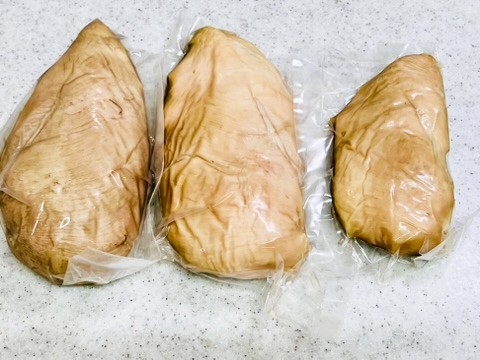 コストコ_スモークサラダチキンは1袋の中身。大きなチキンが3つ入って700gぐらい。