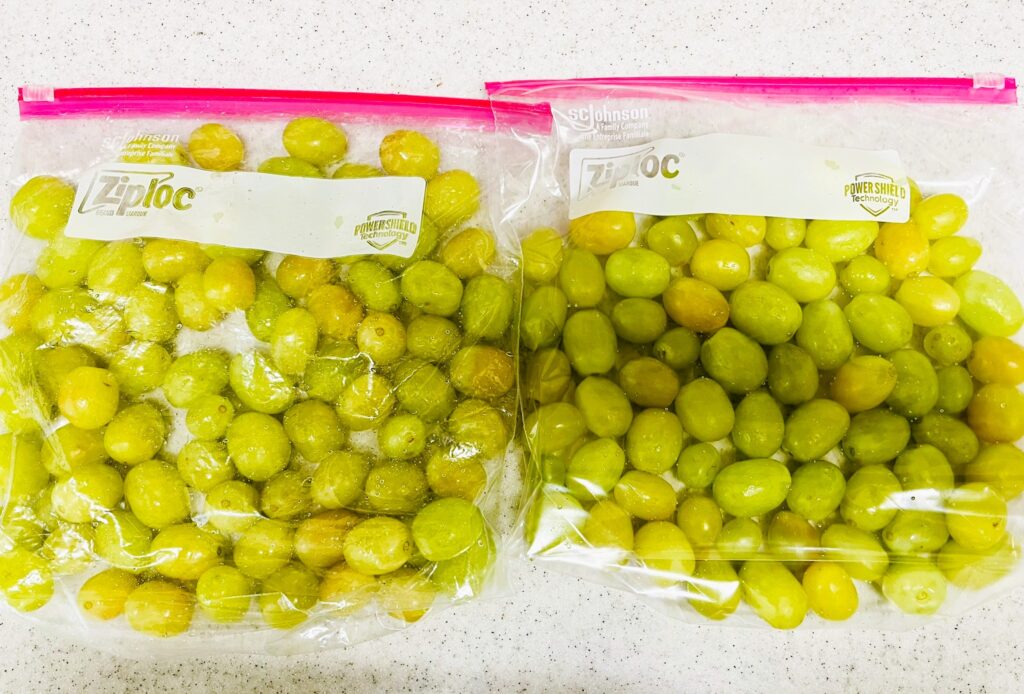 コストコのコットンキャンディーグレープ。長持ちする保存方法。ジップロックの袋に入れて平置きをする。