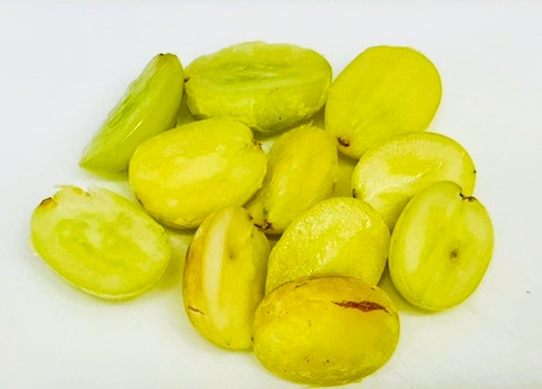 コストコのコットンキャンディーグレープを凍らせて包丁でカット。