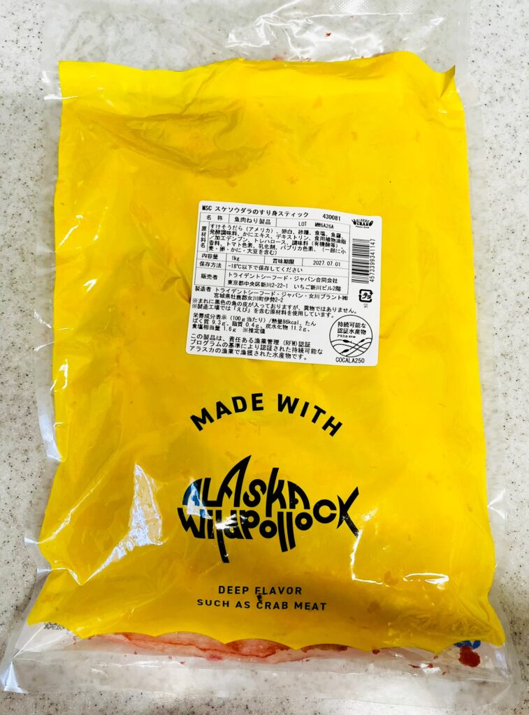 コストコのスケソウダラすり身スティック、カニカマのパッケージ裏面。原材料や栄養成分あり