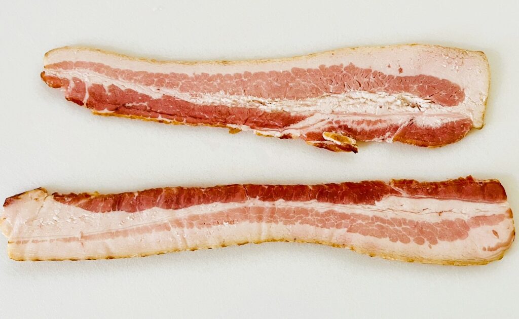 コストコジョーンズベーコンの見た目を比較。上がノーシュガーで下がドライエイジ