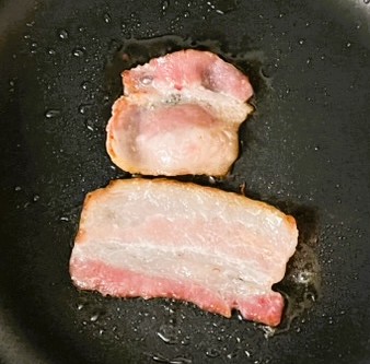 コストコジョーンズベーコンを焼いてみた比較。上がノーシュガーで左がドライエイジ。ノーシュガーの方が縮んだ。