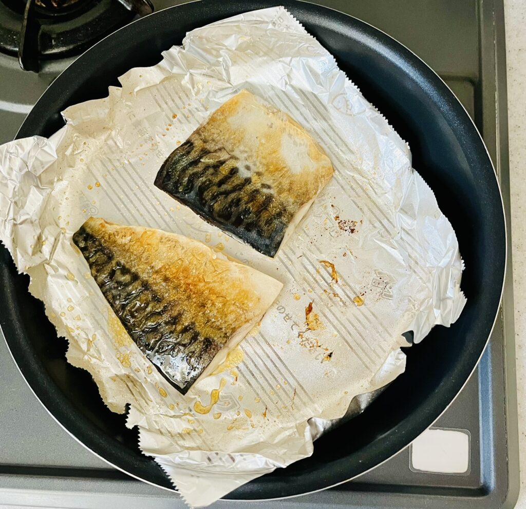 コストコ塩サバフィレの楽な焼き方。クックパーフライパン用ホイルをフライパンに敷いて焼く。