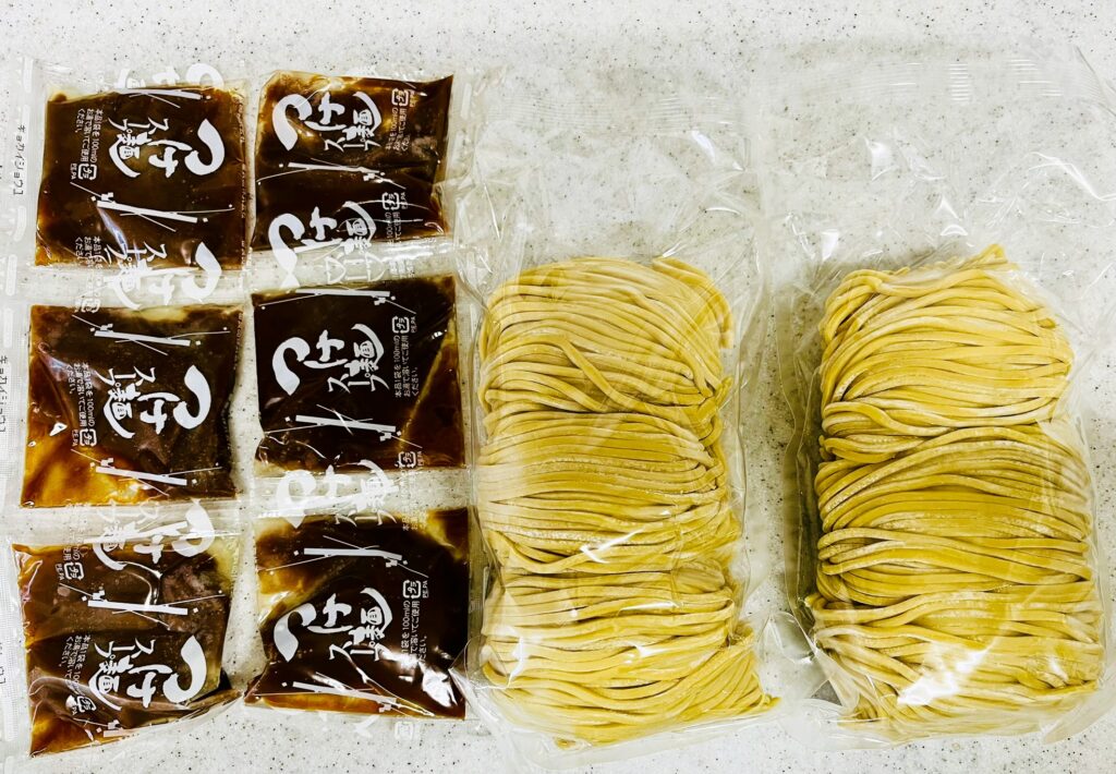 コストコ岡崎製麵のつけ麵の中身。麺とスープが6食分入っている