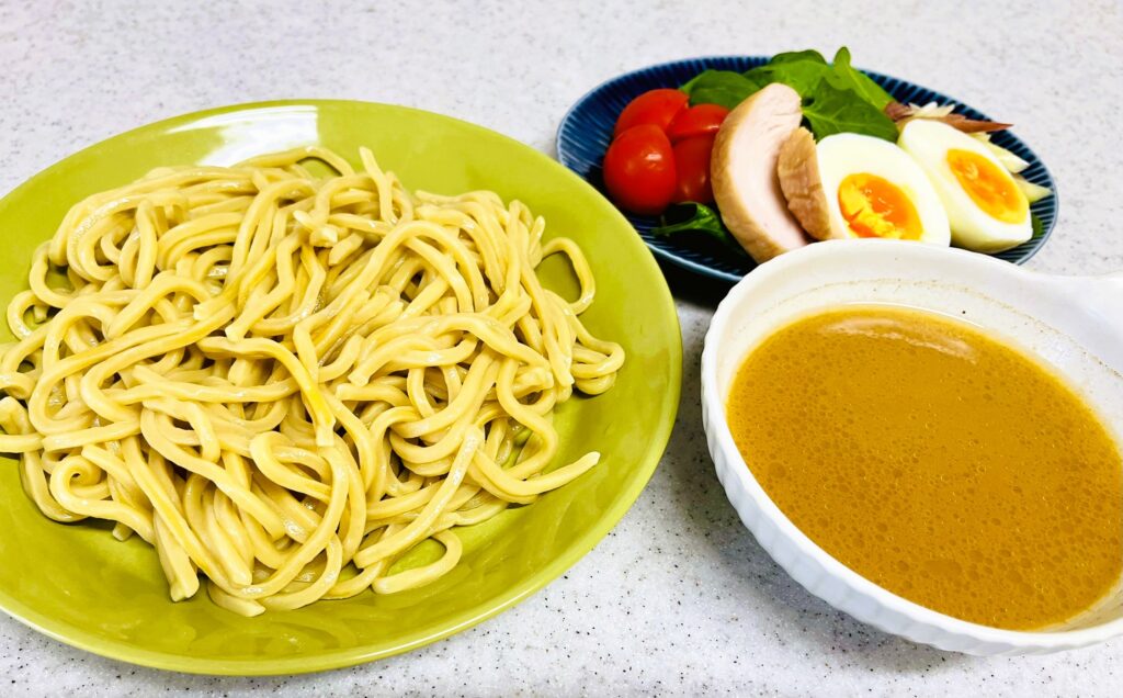 コストコ岡崎製麵のつけ麵の調理例。卵やサラダチキンや野菜を添えて