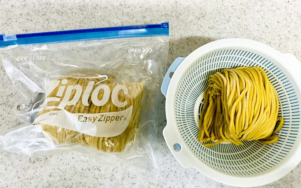 コストコ岡崎製麵のつけ麵の麺の様子。太麺でずっしり感がある