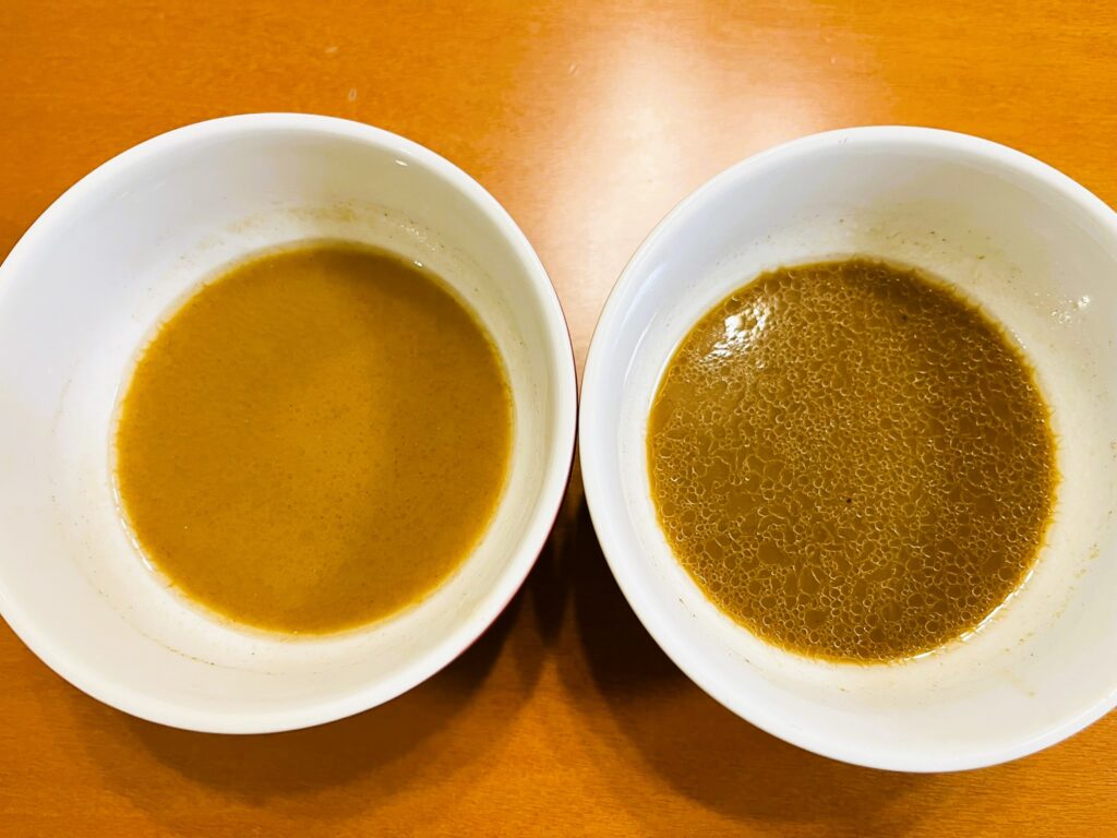 コストコ岡崎製麵(右)と日清食品「つけ麵の達人」(左)のスープの違い。日清の方が濃い色をしている