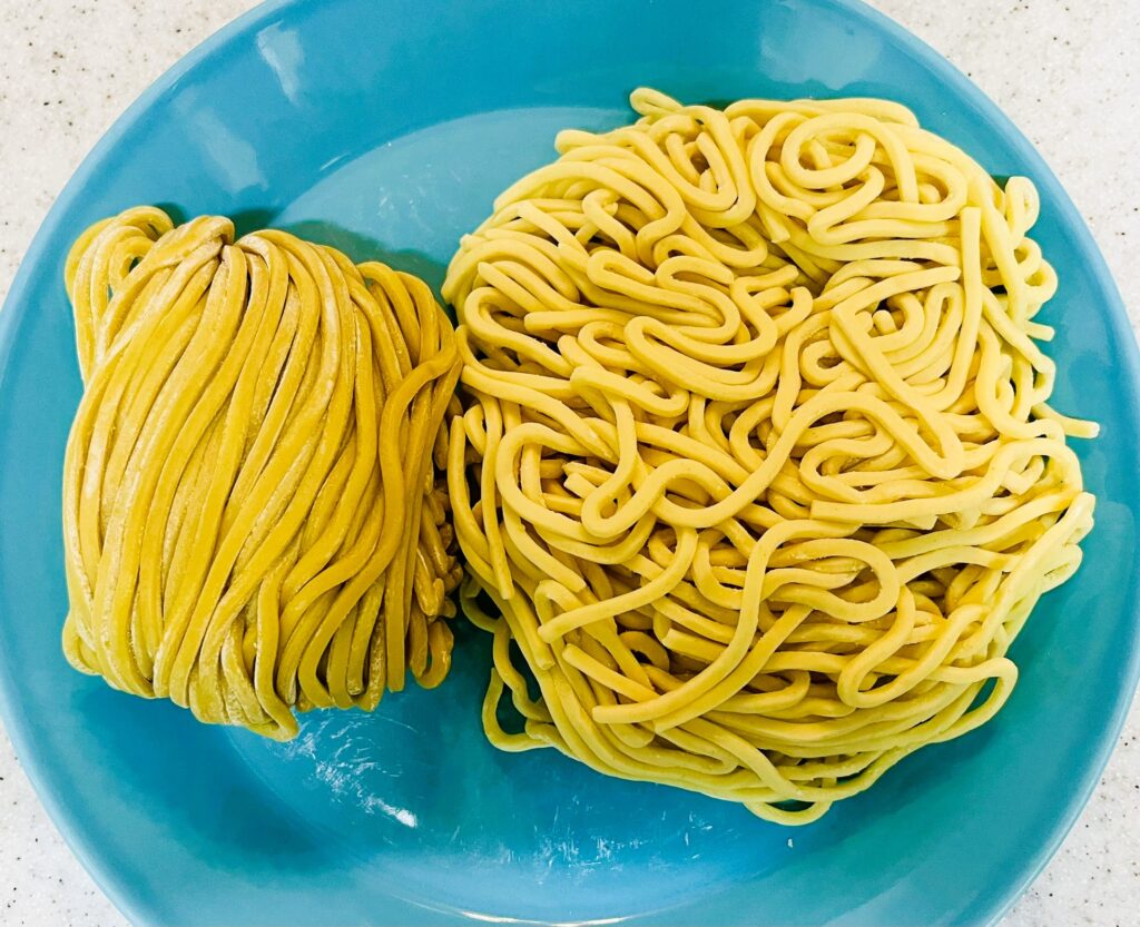 コストコ岡崎製麵(右)と日清食品「つけ麵の達人」(左)の麺の違い。コストコの方が太くてずっしりしている