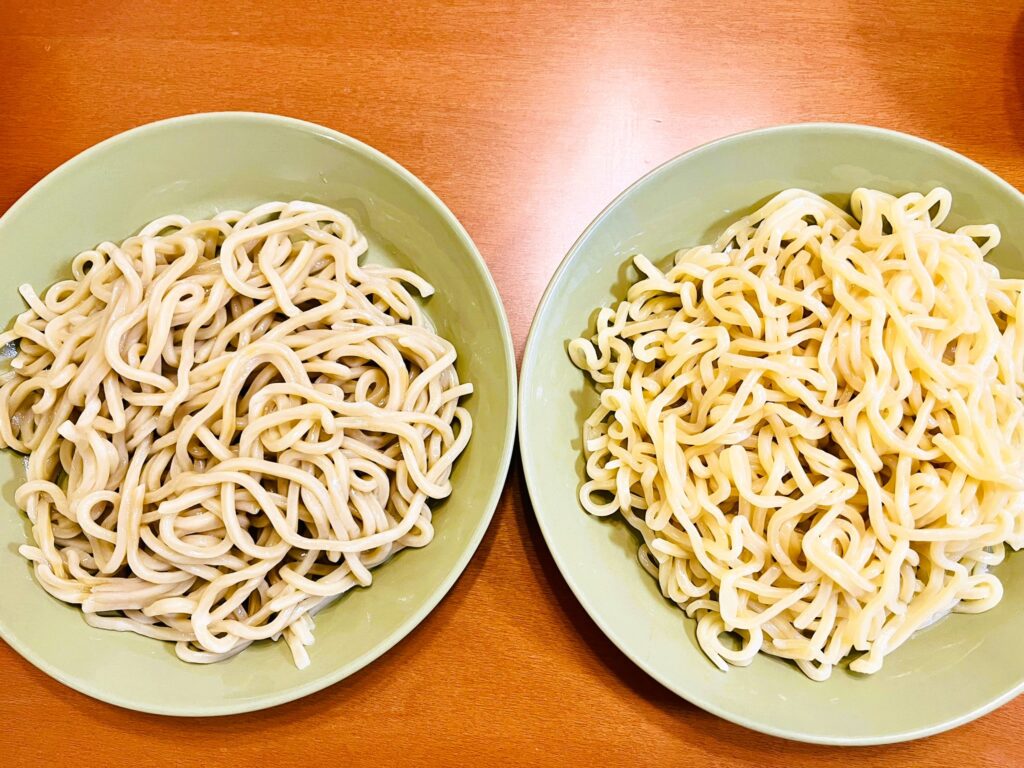 コストコ岡崎製麵(右)と日清食品「つけ麵の達人」(左)の麺の違い。コストコの方が太く日清の方が縮れている
