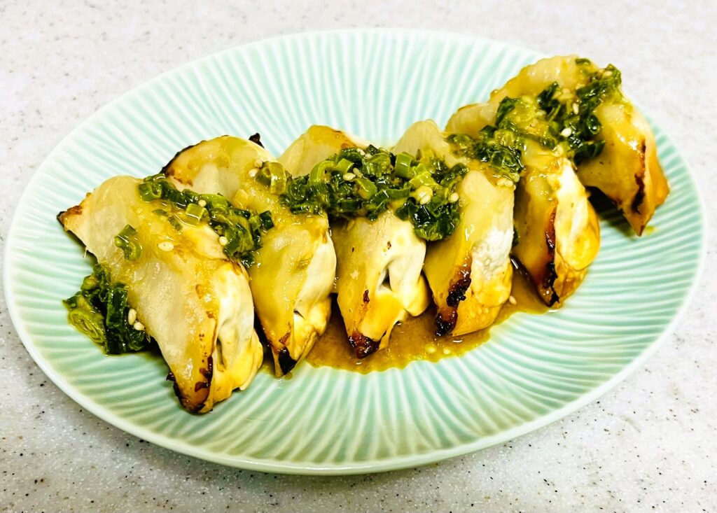 コストコ餃子計画の冷凍餃子のアレンジレシピ。パリパリ餃子ネギだれのせ。食感が変わるので、面白い一品。