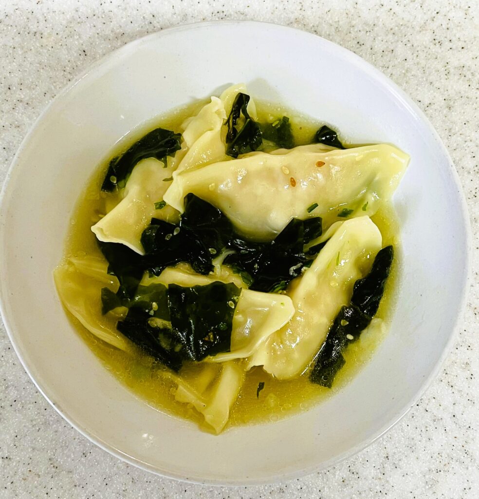 コストコ餃子計画の冷凍餃子のアレンジレシピ。時短で出来るスープ餃子。餃子の入れすぎに注意。