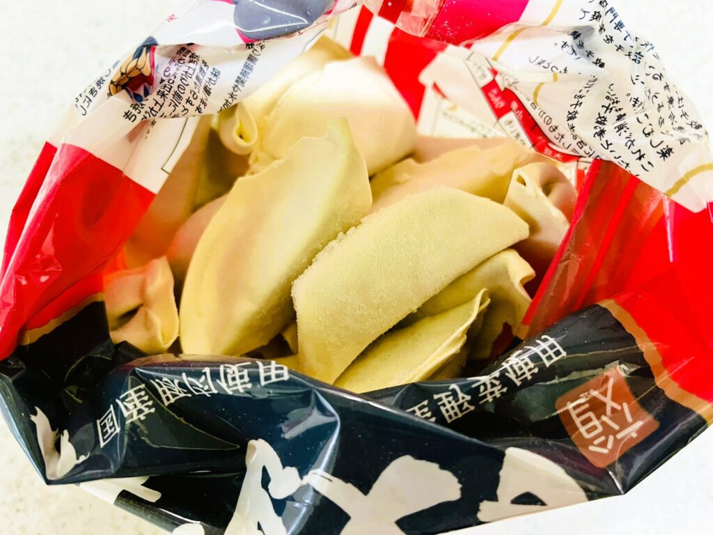 コストコ餃子計画の冷凍餃子の中身。トレーがないので餃子の皮が欠けてしまうが焼けば問題ない。