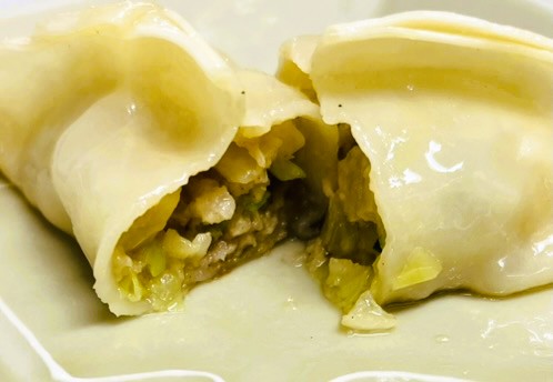 コストコ餃子計画の冷凍餃子の中身。野菜が多め。ニンニクやニラが入っているがクセは強くない。