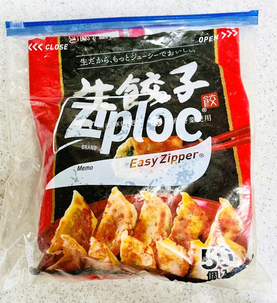 コストコ餃子計画の冷凍餃子の保存方法。ジップロック（Lサイズの袋）に入れると使いやすいし長持ち。