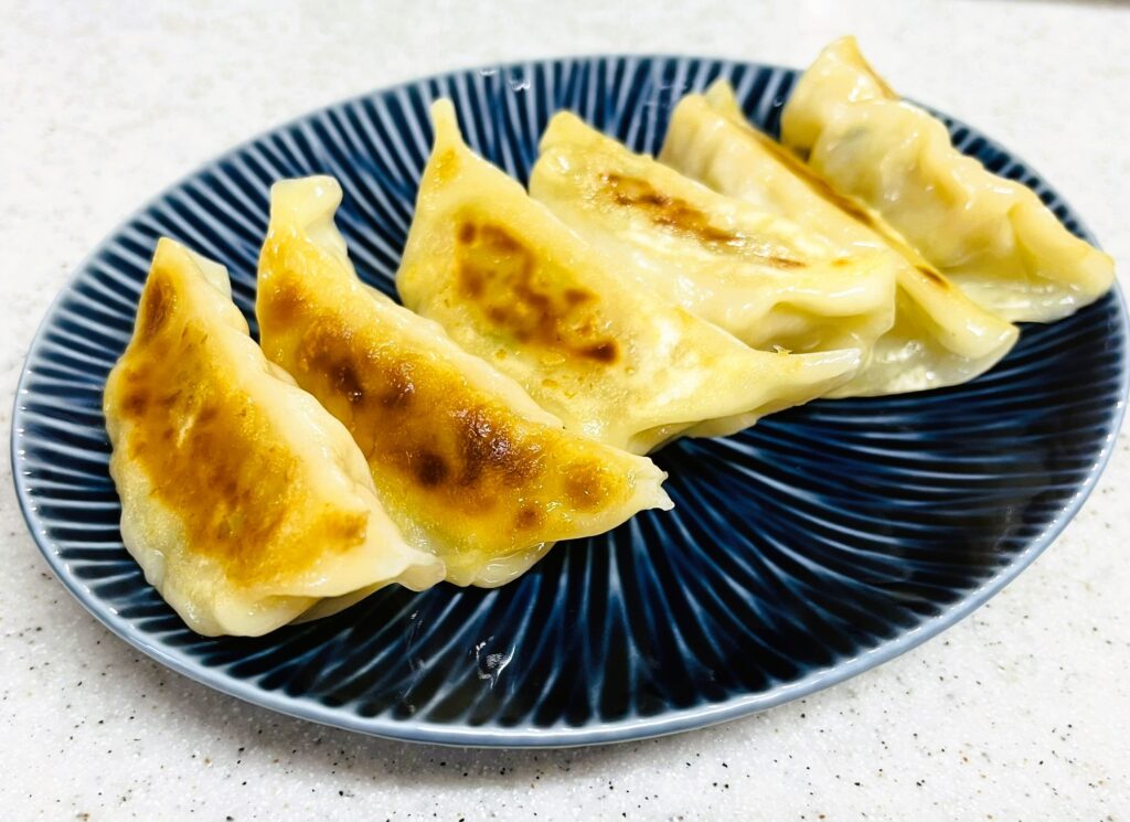 コストコ餃子計画の冷凍餃子の焼き上がり。皮がこんがりしてパリッと美味しい。中身はジューシー。