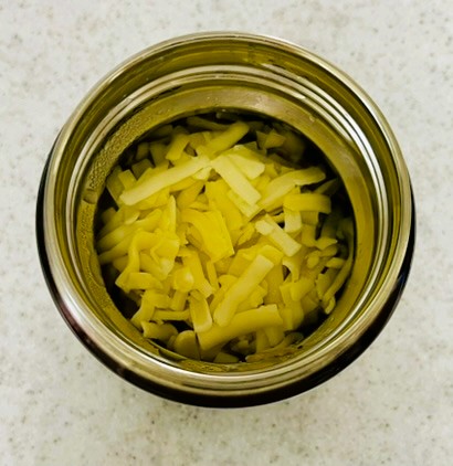 スープジャーにホワイトソースのドリアを詰めたところ。まだチーズは溶けていない