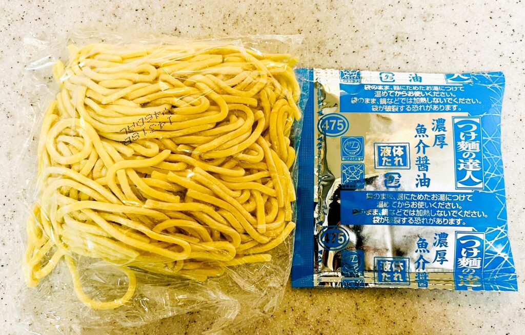 日清食品「つけ麵の達人」の内容物、麺とスープが2食ずつ入っている