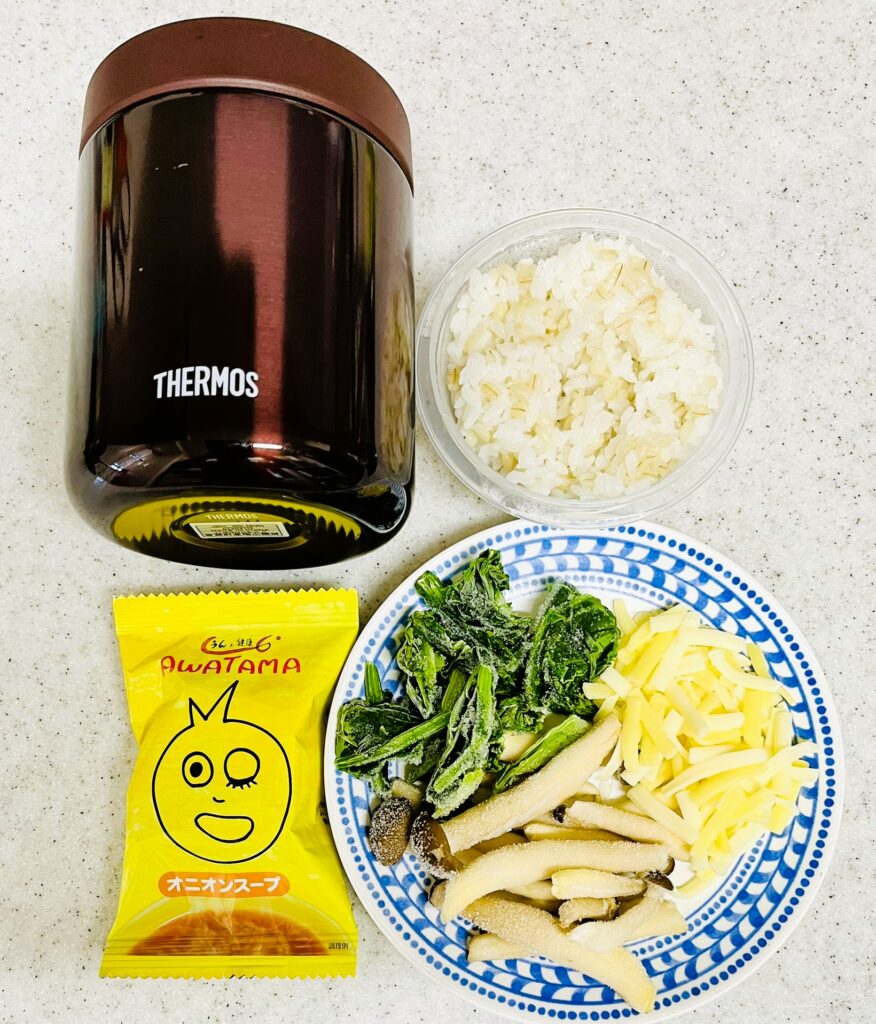 コストコあわたまオニオンスープをつかったきのこドリアの材料。400mlスープジャー、スープ、ご飯、冷凍ほうれん草、しめじ、ピザ用チーズ、水、塩コショウ