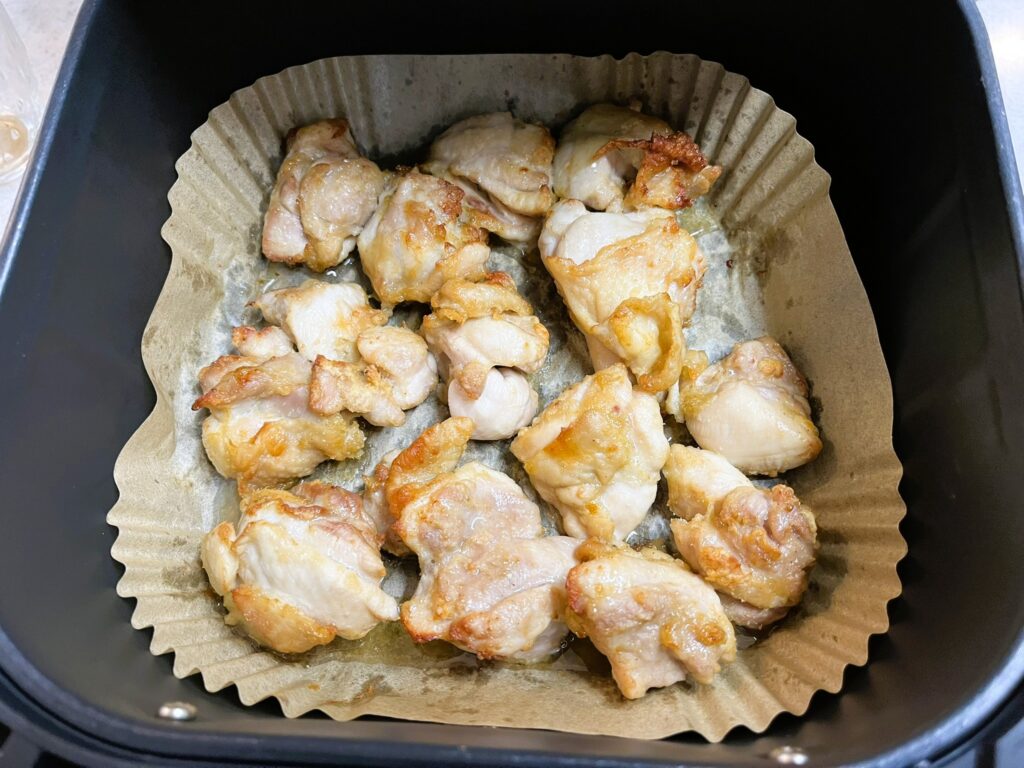 コストコさくらどりもも肉2枚をノンフライヤーで調理した。大きさ的に4.7Lがぴったり