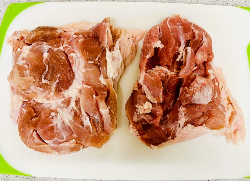 コストコさくらどりもも肉の中身。大きなもも肉が2枚ずつ入っている