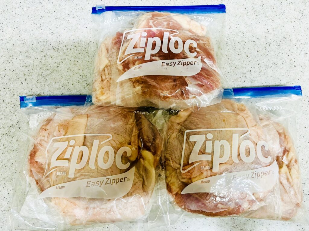 コストコさくらどりもも肉を小分け冷凍。1枚ずつラップを巻いてジップロックへ